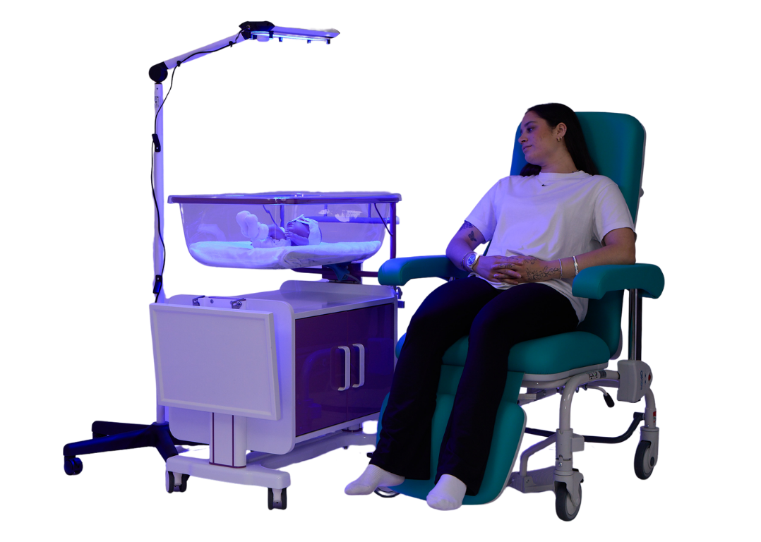 Mum in Kangaroo chair next to baby in hot cot under Bilibluelight